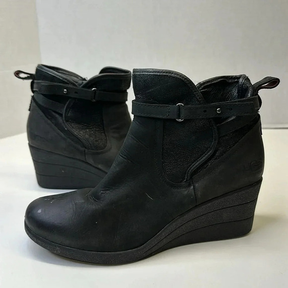 Ugg Emalie Ankle Boots Wedges Booties Leather Shearling Waterproof Zip Black 9 - Picture 1 of 10
